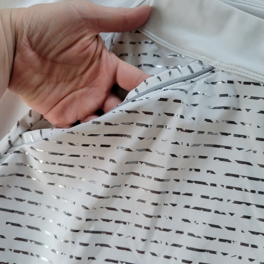 Under Armour white w/metalic silver striping heatgear fitted skort M - Picture 4 of 12